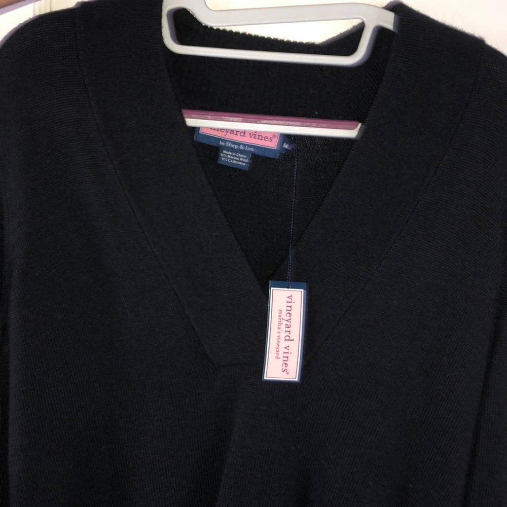 BRAND NEW Women’s Vineyard Vines v-neck sweater